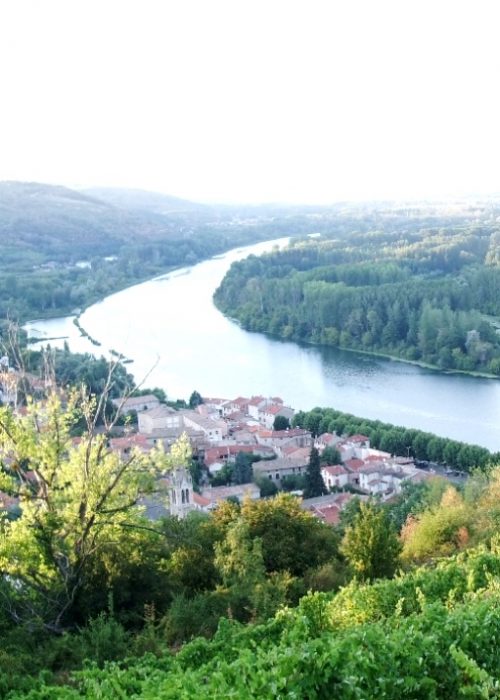 Serrières_(Ardèche)_vue_de_loin Serrières_(Ardèche)_vue_de_loin